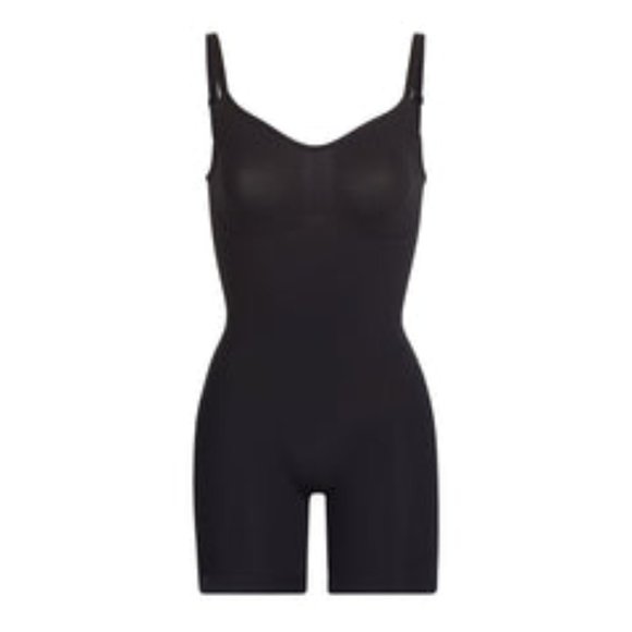 SKIMS SCULPTING BODYSUIT MID THIGH W. OPEN GUSSETONYX